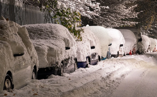 Этой зимой убирать снег в Петербурге будут более 7 тысяч дворников