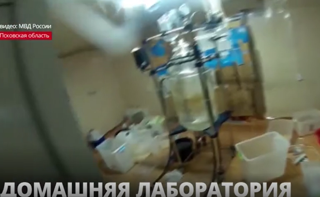 В нарколаборатории под Псковом нашли 2,5 килограмма мефедрона