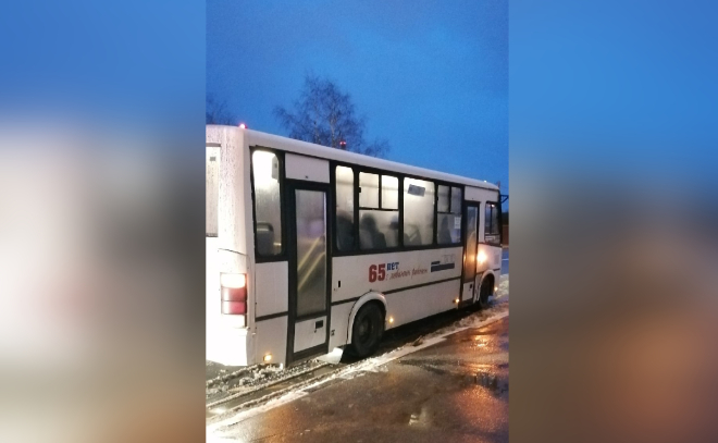 Водитель рейсового автобуса «Тихвин — Пикалево» потерял сознание за рулем