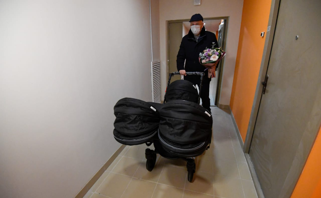 Губернатор Ленобласти подарил коляску для тройняшек молодым родителям из Мурино
