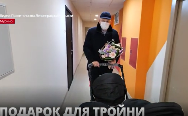Александр Дрозденко вручил новоиспечённым родителям из Мурино коляску
для троих детей