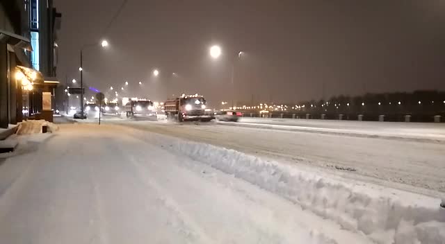 После ночного снегопада почти 500 дорожников очищали магистрали Ленобласти