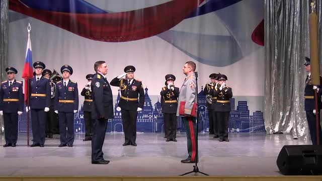 В Ленобласти отдельной авиационной эскадрильи Росгвардии торжественно вручили Боевое знамя