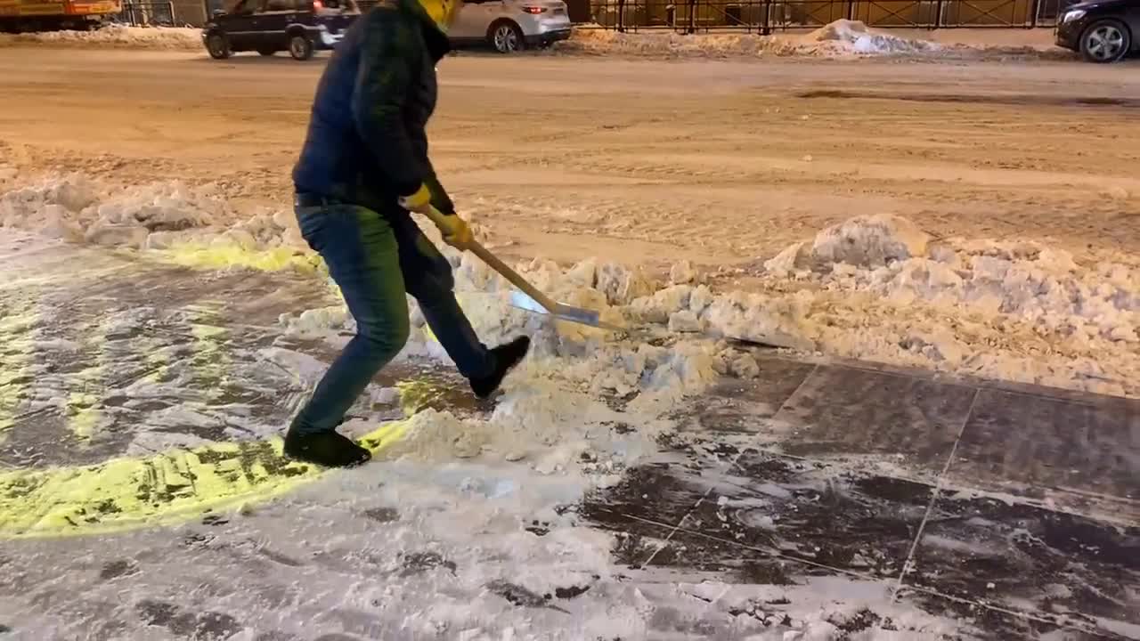 Неравнодушные жители помогают дворникам Петербурга убирать снег
