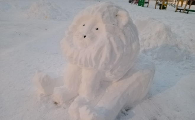 Во дворе Выборга поселился снежный лев