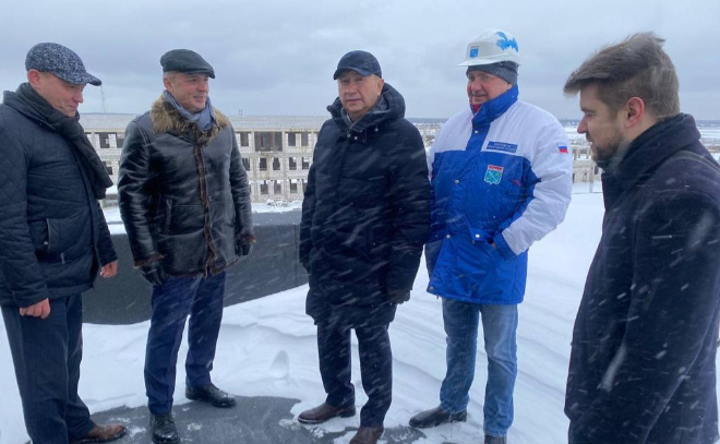 Депутат Сергей Яхнюк проверил ход строительства соцобъектов в Ломоносовском районе