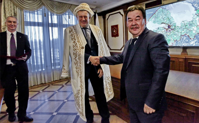 Губернатор Ленобласти Александр Дрозденко встретился с полпредом президента Киргизской Республики Эркином Тентишевым