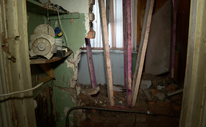 «В наш туалет дорога закрыта, ходим в биоведро»: в жилом доме в Гатчине обрушилась стена и течет крыша