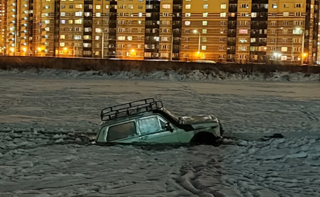 В Парголово «Нива» провалилась под лёд