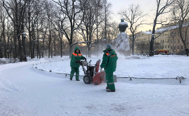 В Петербурге от снега очищают скверы и парки