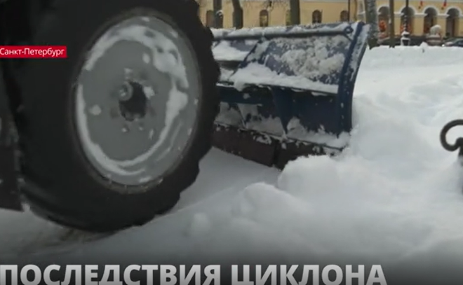 В Петербурге на борьбу с осадками выходит
спецтехника, парки и скверы расчищают коммунальщики