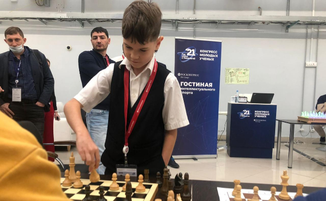 Десятилетний мальчик обыграл в шахматы шестерых молодых учёных