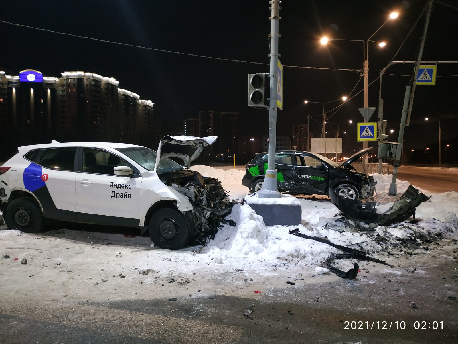 В Петербурге каршеринг «Яндекс Драйв» выскочил на красный и протаранил  «Ситидрайв»