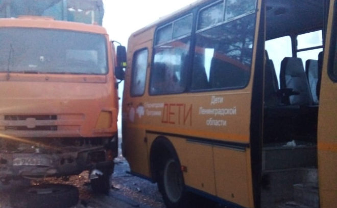 Во Всеволожском районе столкнулись мусоровоз и школьный автобус