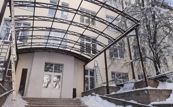 В Приозерском районе проверили ход работ по реновации Громовской школы