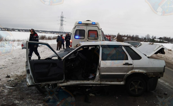 Водитель ВАЗа пострадал в лобовом столкновении под Тосно