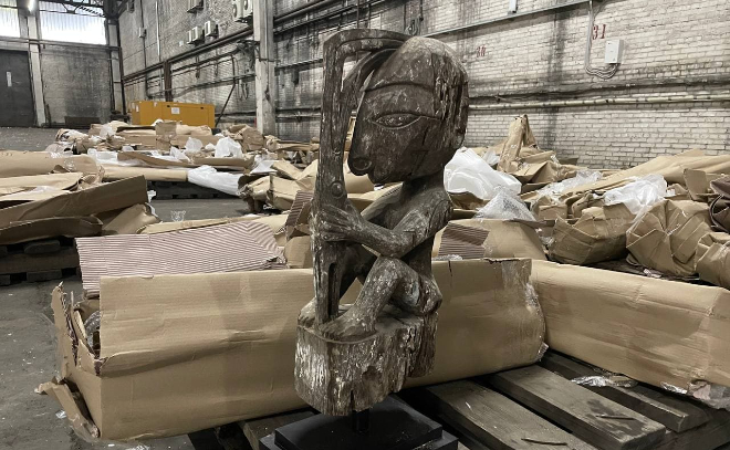 Старинные индонезийские статуи и маски нашли таможенники в Морском порту Петербурга