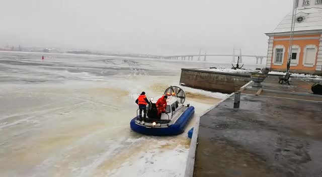 Девять рыбаков оказались на отколотой льдине на Неве