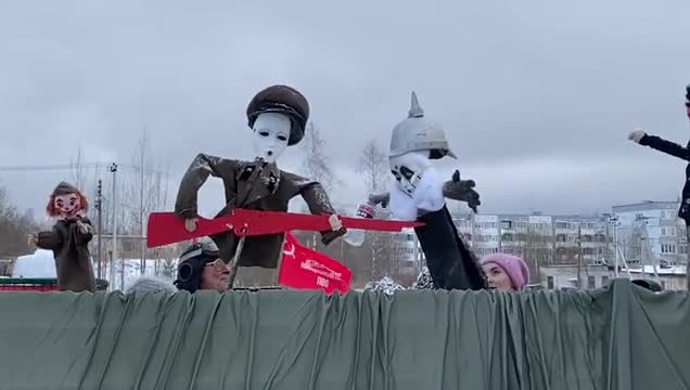 В Гатчинском районе местным жителям показали, как отмечали Новый год в годы Великой Отечественной