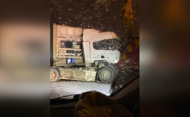 Массовая авария с участием двух фур перекрыла Московское шоссе