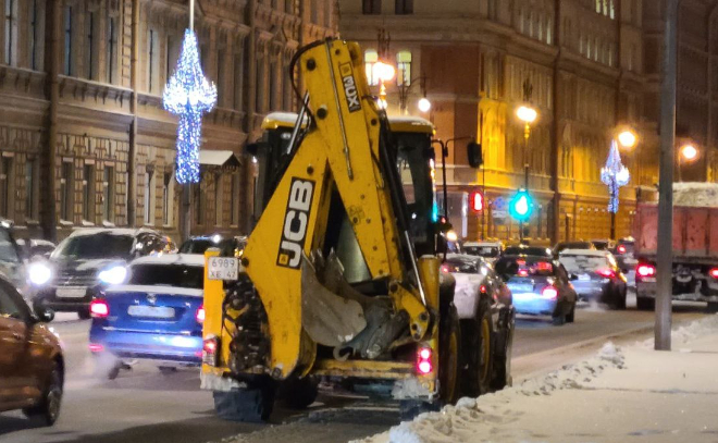 На улицах Петербурга заметили снегоуборочную технику из Ленобласти