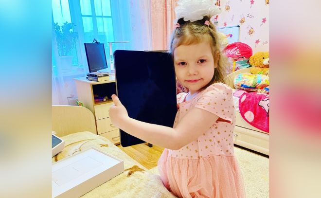 Александр Дрозденко сделал новогодний подарок 5-летней жительнице Сланцев, которая восстанавливается после онкологии