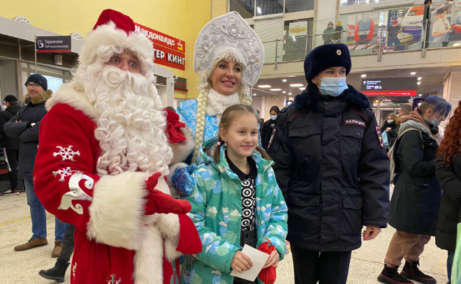 Дед Мороз и Снегурочка на Финляндском вокзале напомнили пассажирам правила безопасности