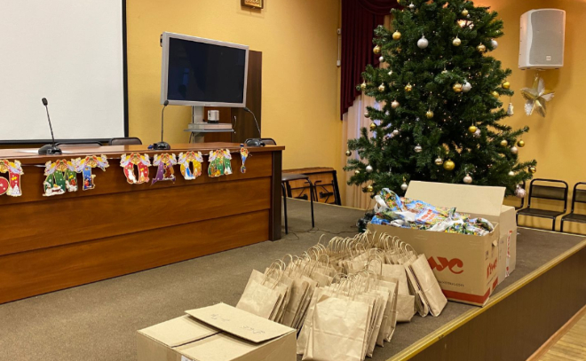 Маленьким пациентам Ленинградской областной детской больницы вручили новогодние подарки