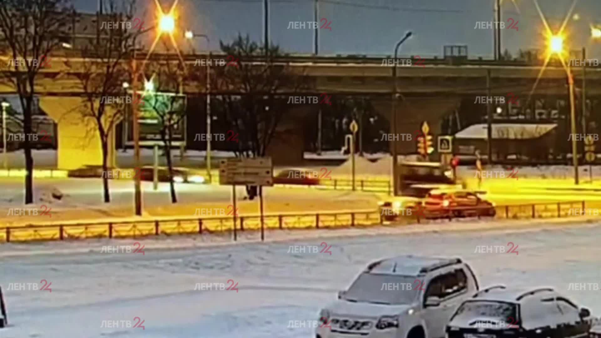 На юго-западе Петербурга пьяный водитель на легковушке влетел в столб