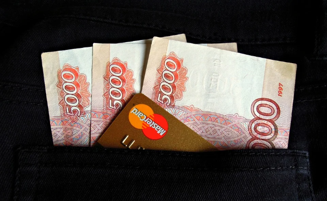 Пенсионер из Гатчины отдал мошеннику почти 1,5 млн рублей для "заработка на инвестициях"