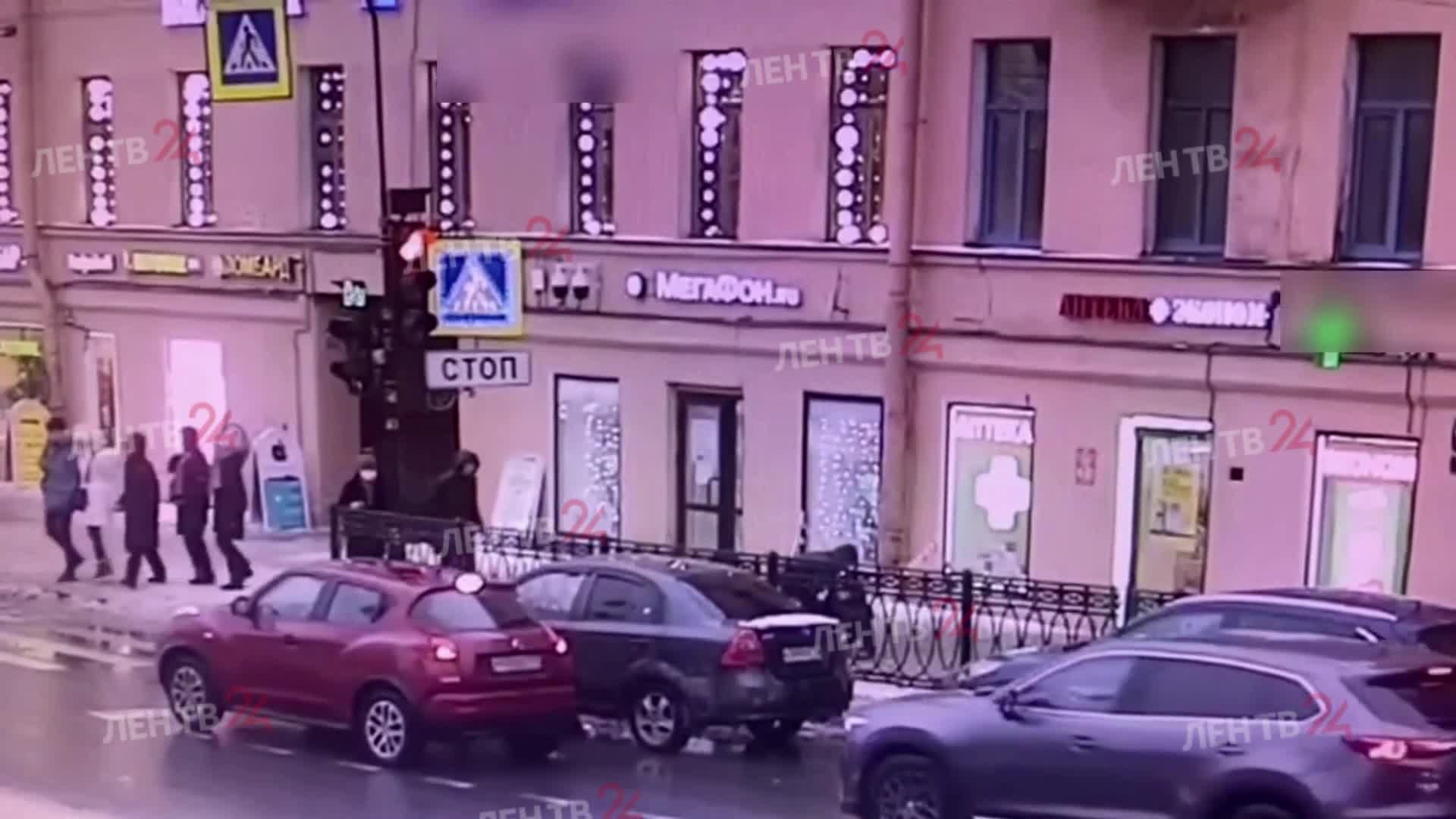 На обледеневших и нечищеных тротуарах в центре Петербурга массово травмируются люди