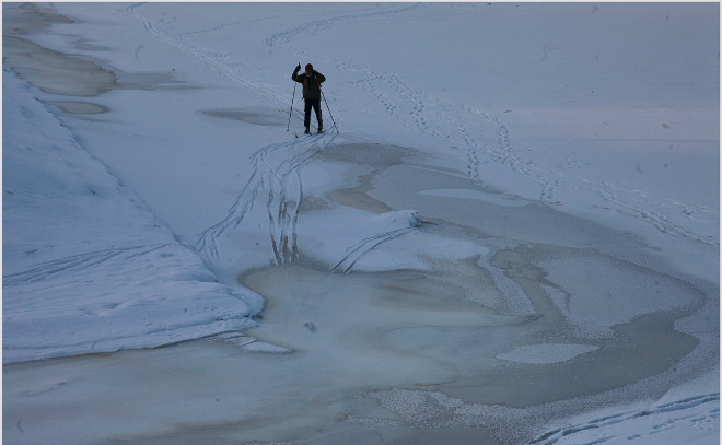Ленинградские спасатели предостерегают об опасности прогулок по льду