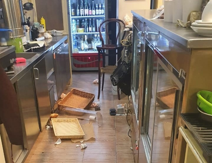 В Мурино двое пьяных посетителей кафе устроили в заведении погром