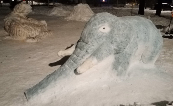 В сказочном дворе Выборга появился большой снежный слон