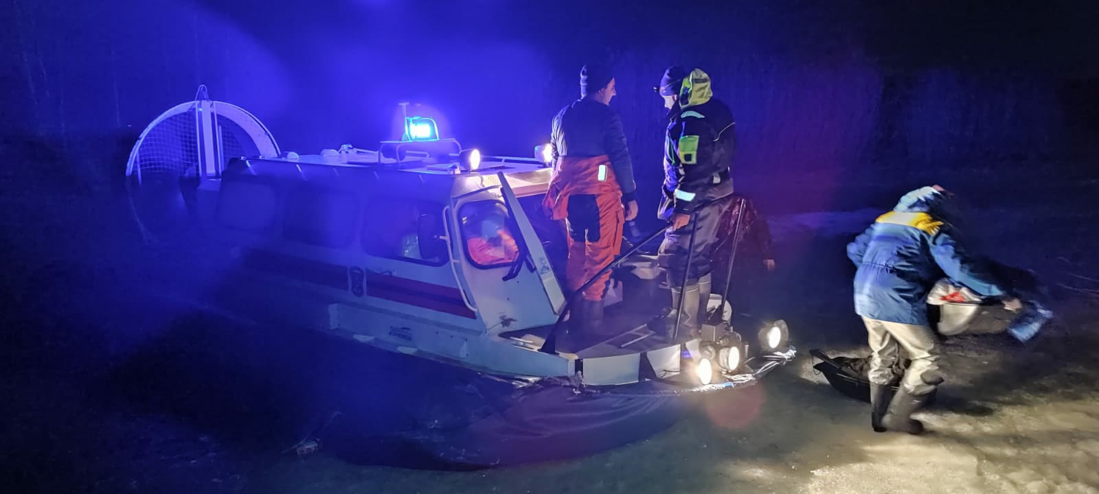 Сотрудники МЧС спасли четырех рыбаков, застрявших на отколовшейся льдине в Ломоносовском районе