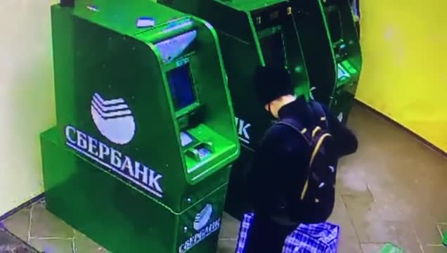 Полиция задержала 21-летнюю девушку, пытавшуюся взорвать банкомат в Вырице