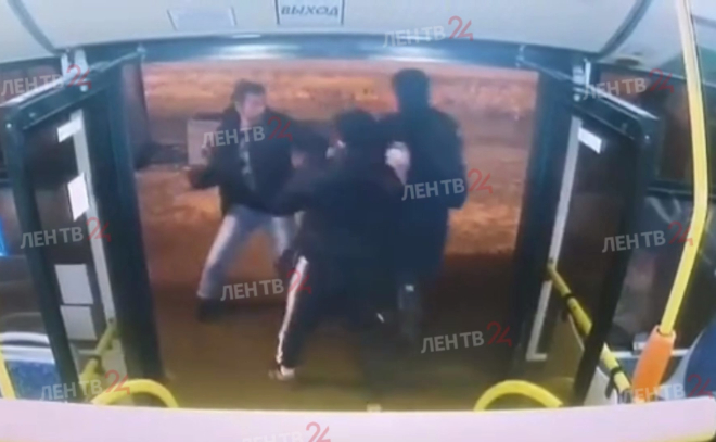 Видео: водитель автобуса стал жертвой жестокого избиения в Петербурге