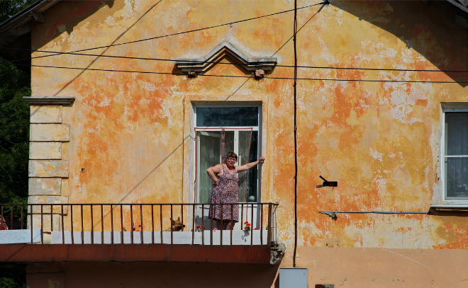 В Кингисеппе женщина отсудила у предпринимателя почти 300 тысяч рублей за годовое ожидание балкона