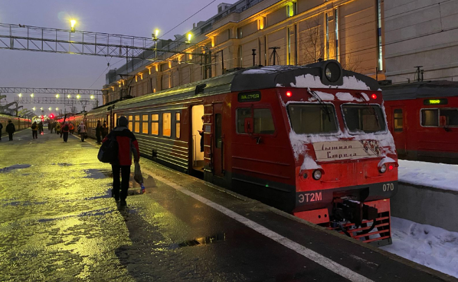 С Финляндского и Московского вокзалов более 600 петербуржцев отправились покорять зимние трассы в Токсово и Шапки на «Лыжных стрелах»
