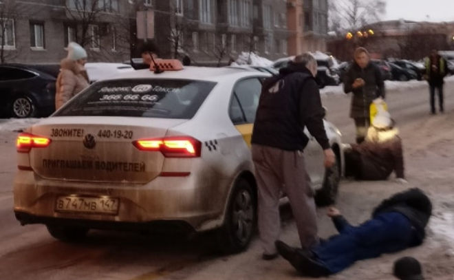 Таксист сбил двух человек на пешеходном переходе в Кудрово