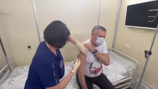 Александр Дрозденко ревакцинировался от COVID-19