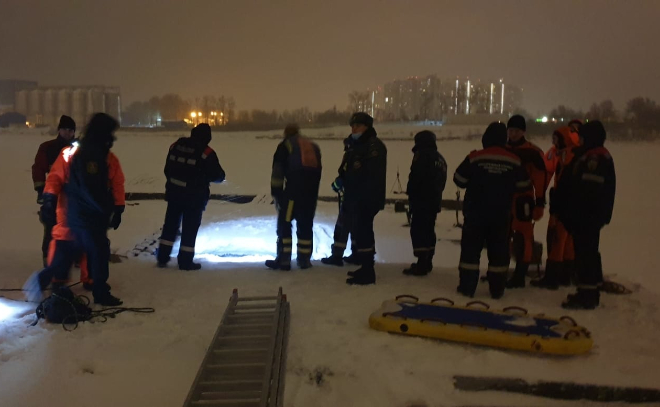 В деревне Новосаратовка спасатели ищут провалившегося под лед ребенка
