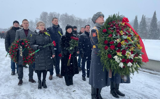 Делегация от Ленобласти возложила цветы к мемориалу в день освобождения Ленинграда от блокады