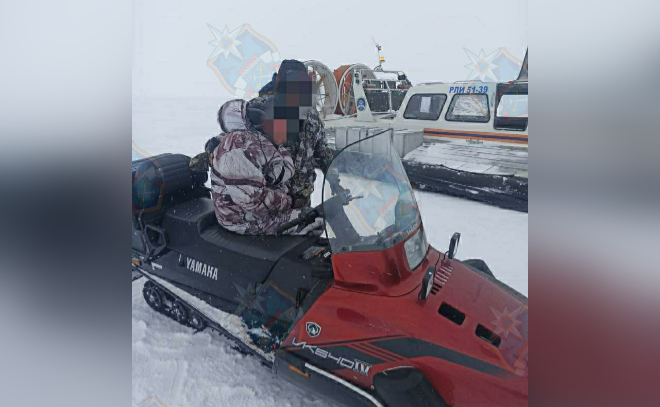 Спасатели Новой Ладоги эвакуировали рыбаков, застрявших на сломанном снегоходе