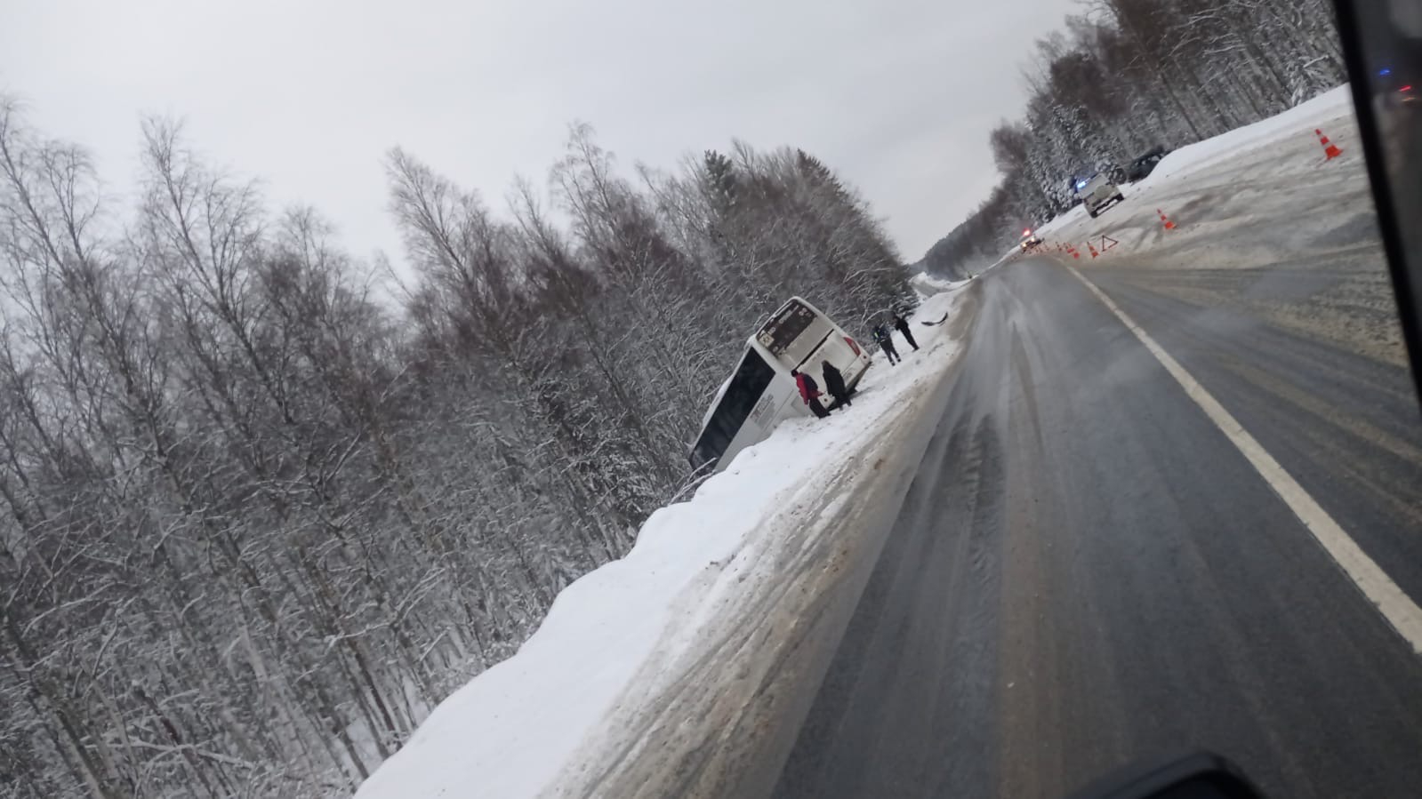 На «Скандинавии» в результате лобового столкновения легковушки и автобуса погиб 67-летний мужчина