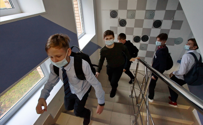 В Петербурге учеников 7-11 классов переводят на дистанционку