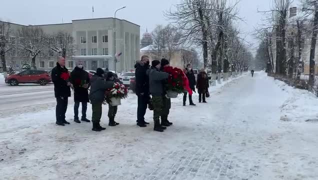Александр Дрозденко возложил цветы к памятнику «Слава» в Кингисеппе