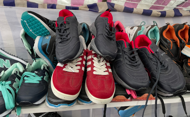 На рынке Кингисеппа нашли почти 200 пар контрафактной обуви