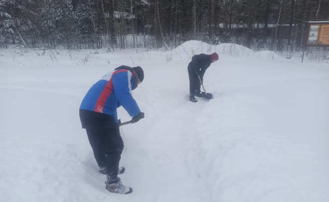 Участники патриотической акции «Невский десант» расчистили от снега шестую батарею форта Красная горка