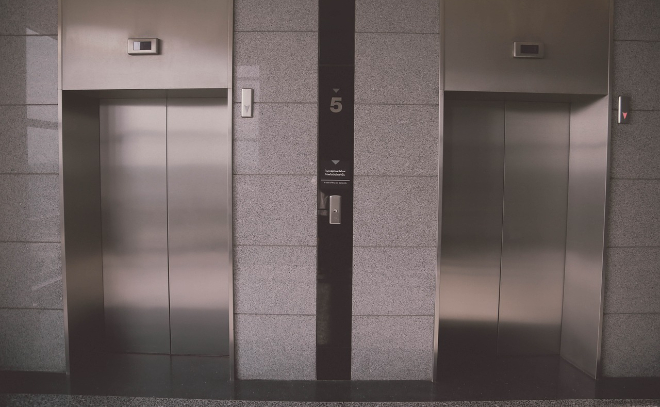 В Мурино вор-рецедивист останавливал лифты для краж телефонов у жильцов